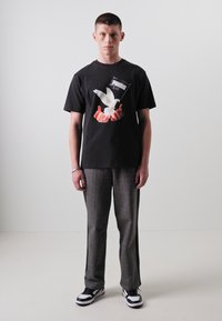 Puma PUMA X MÁS TIEMPO TWENTY FOUR GRAPHIC TEE - Potiskana majica - black