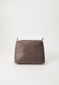 Pochette rectangulaire en daim marron avec fermeture éclair sur le dessus et petites languettes noires sur fond blanc.