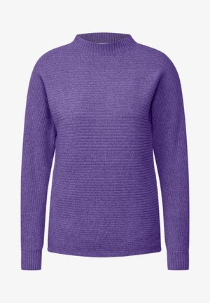 Pull en maille côtelée violet avec un col montant et des manches longues. Texture douce avec un motif constant sur l'ensemble. Pas d'accents marquants.