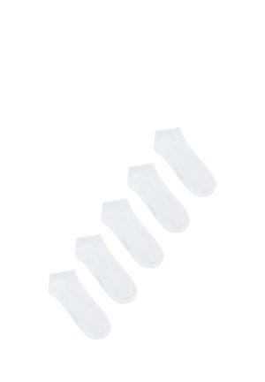 Pięć par gładkich białych skarpetek do kostek ułożonych diagonalnie na białym tle.