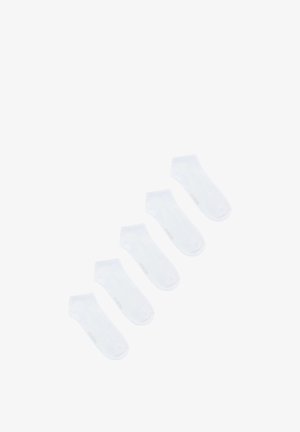 Pięć par gładkich białych skarpetek do kostek ułożonych diagonalnie na białym tle.