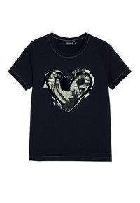 Tmavě modré bavlněné tričko s velkým srdcem v černé a bílé barvě a textovými prvky. Krátké rukávy a kulatý výstřih.