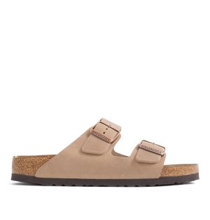 Braune Birkenstock-Sandale mit zwei verstellbaren Schnallenriemen, Korkfußbett und schwarzer strukturierter Sohle, in Seitenansicht gezeigt.