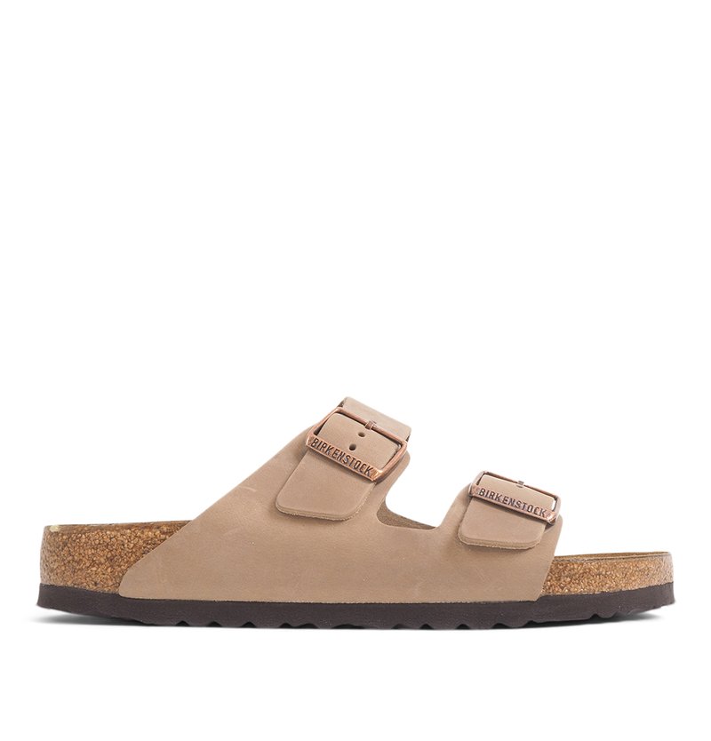 Braune Birkenstock-Sandale mit zwei verstellbaren Schnallenriemen, Korkfußbett und schwarzer strukturierter Sohle, in Seitenansicht gezeigt.
