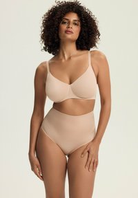 Beżowy stanik w kształcie formowanym i wysoki pas bielizny wykonane z gładkiego, elastycznego materiału. Posiada regulowane ramiączka i bezszwowy design dla wygody.