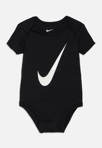 Body de bebé preto de manga curta com o logótipo branco da Nike Swoosh centrado na frente e um logótipo menor dentro do decote.