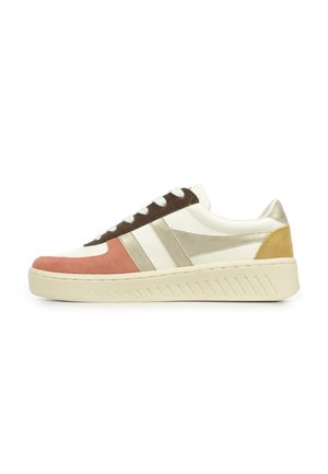 Baskets avec un mélange de matériaux : cuir blanc, suède rose et marron, accents dorés et une semelle texturée crème. Design à trois bandes.