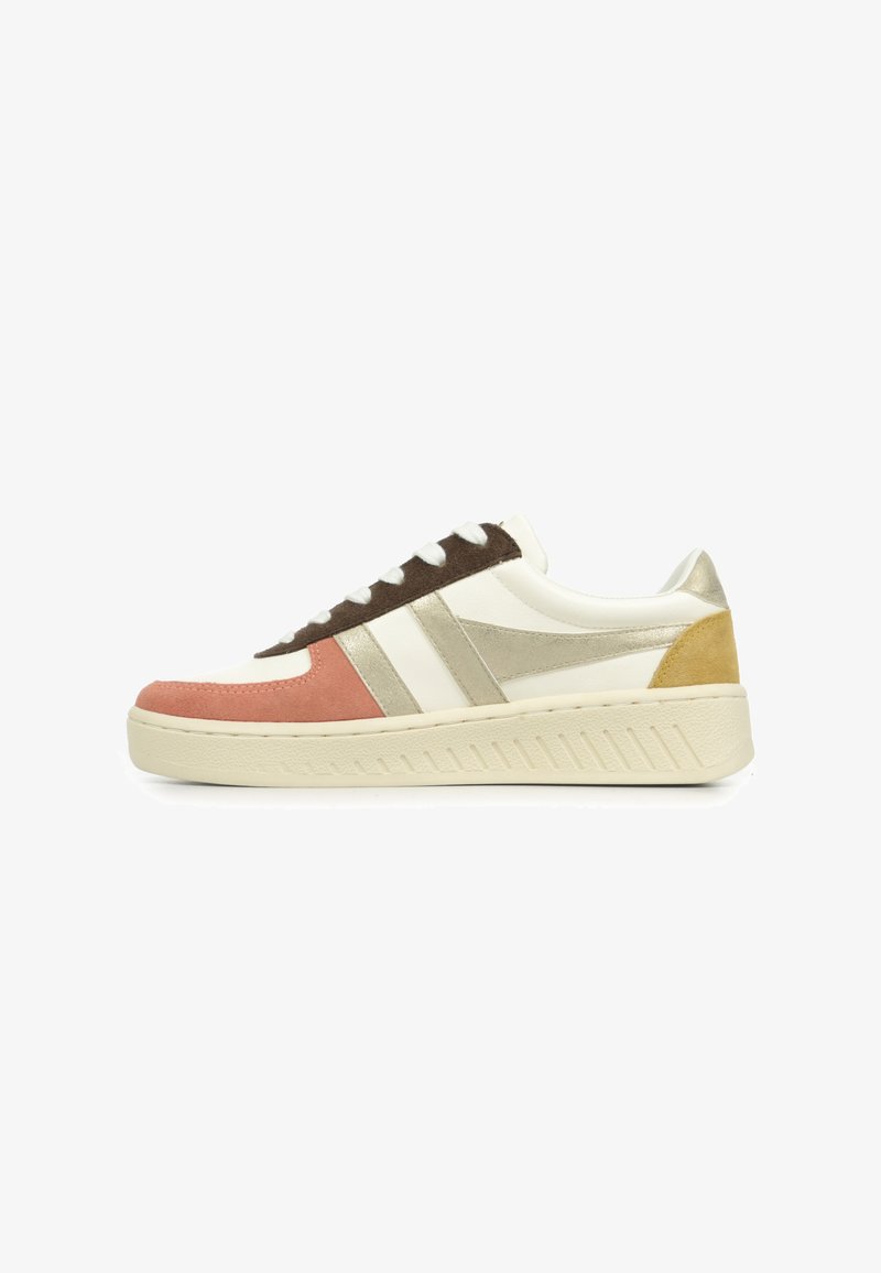 Sneakers con un mix di materiali: pelle bianca, suede rosa e marrone, dettagli dorati e una suola crema testurizzata. Design con tre strisce.