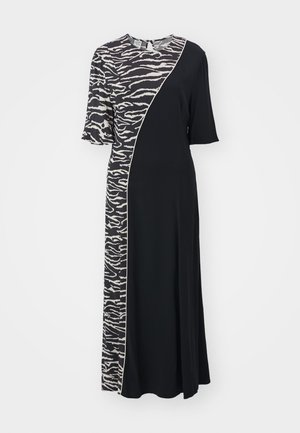 Juoda suknelė su trumpomis rankovėmis, turinti zebro raštą vienoje pusėje ir kontrastingus siūlės apdailos išilgai krašto.