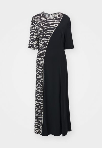 Melna kleita ar īsām piedurknēm, kurai vienā pusē ir zebras raksta panelis un kontrastējoši šuvju detaļas gar malu.