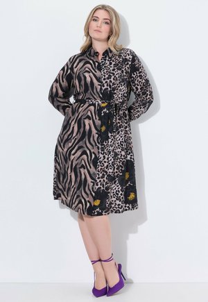 Langärmliges Kleid mit einem gespaltenen Design, das Zebra- und Leopardenmuster in Schwarz und Beige zeigt, mit tailliertem Bund und floralen Akzenten.