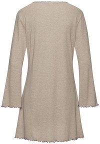 Túnica larga beige de manga larga con un diseño acampanado, dobladillo festoneado y puños que presentan un sutil acento púrpura. Fabricada en un suave tejido texturizado.