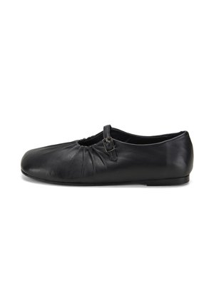 Ballerines en cuir noir avec un détail froncé au niveau des orteils, petite bride avec boucle, forme arrondie et semelle plate minimaliste.