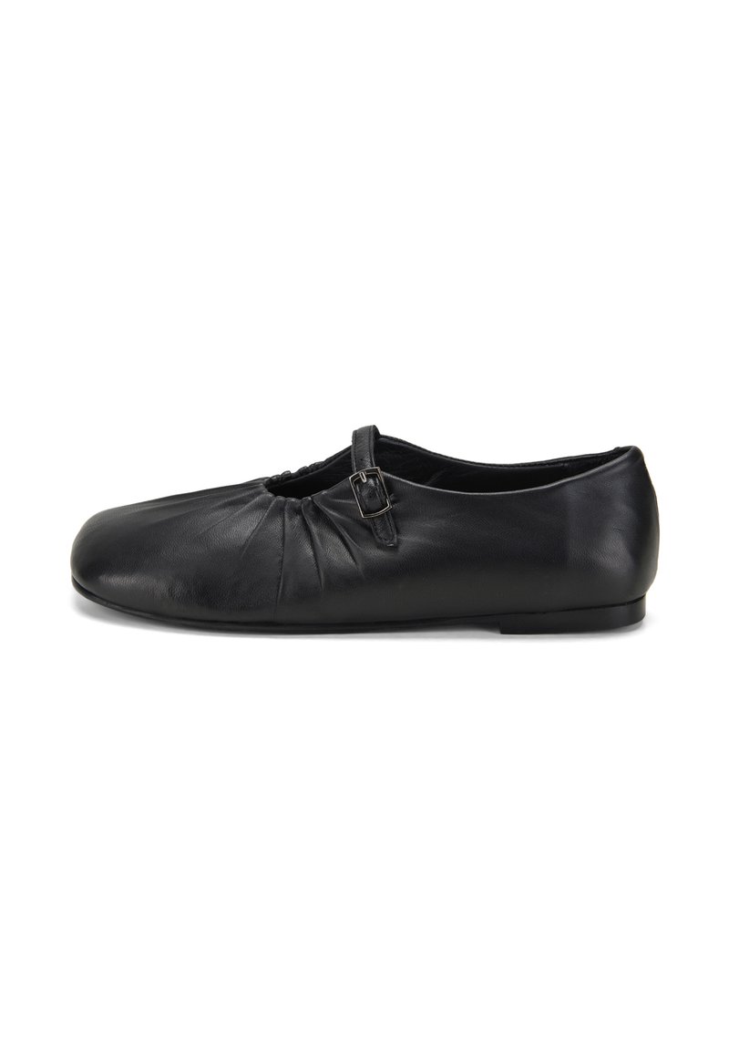Schwarze Leder-Ballettschuhe mit gerafftem Detail an der Spitze, kleinem Schnallenriemen, runder Form und minimalistischem flachen Fußbett.