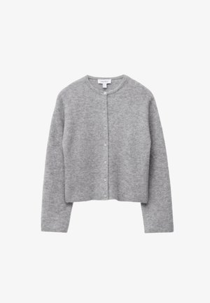Cardigan court gris en tissu tricot doux, avec un col rond, des manches longues et une fermeture à boutons sur le devant avec des boutons gris clair.