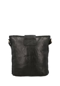 Melnas ādas plecu soma ar gludu tekstūru, taisnstūra formu, vienu siksnu un izteiktu priekšējo daļu ar uzspiestu rakstu.