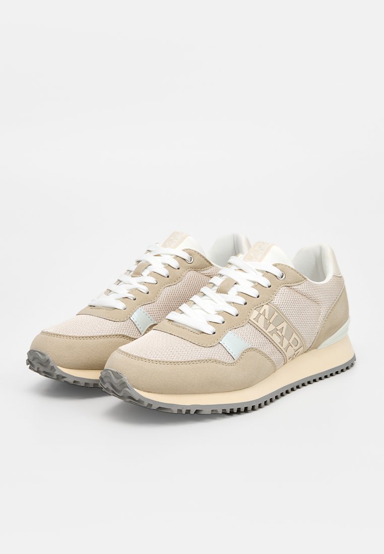Beżowe sneakersy z siateczkową i zamszową cholewką, białymi sznurowadłami i subtelnymi niebieskimi akcentami. Posiadają teksturowaną podeszwę z wzorami zapewniającymi przyczepność oraz detal z logo.