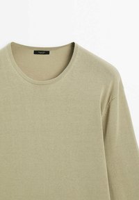 Maglione verde kaki con scollo rotondo e maniche lunghe, realizzato in materiale morbido e testurizzato. Presenta un'etichetta all'interno del colletto.