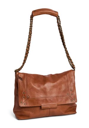 Sac d'épaule en cuir marron avec fermeture à rabat, clous métalliques aux coins et bandoulière chaîne tissée de cuir.