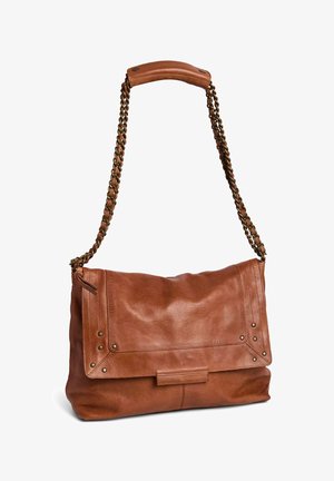Sac d'épaule en cuir marron avec fermeture à rabat, clous métalliques aux coins et bandoulière chaîne tissée de cuir.
