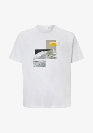 Biała t-shirt z krótkim rękawem z abstrakcyjnym geometrycznym nadrukiem przedstawiającym żółty półkole oraz prostokątne kształty w odcieniach szarości, czerni i zieleni.