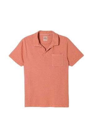 Kurzärmeliges Poloshirt in Lachsfarbe mit Kragen, offener Knopfleiste und Brusttasche, flach auf weißem Hintergrund liegend.