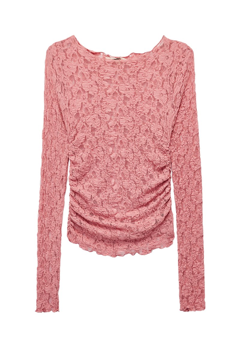 Langsleeve top in lichtroze kant, met een textuur bloemmotief, ronde halslijn en geplooide details aan de zijkanten.