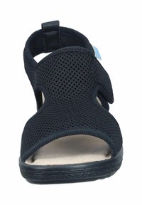 Sort mesh sandal med åben tå, justerbar rem, polstret fodseng og tekstureret sål for greb. Åndbar design for komfort.