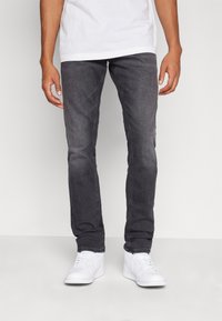 Tommy Jeans SCANTON SLIM - Prigludę džinsai - denim black