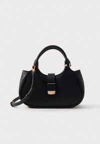 Bolso de mano negro hecho de material sintético texturizado con forma redondeada, herrajes en tono dorado y una correa desmontable. Presenta un detalle de cierre en la parte frontal.