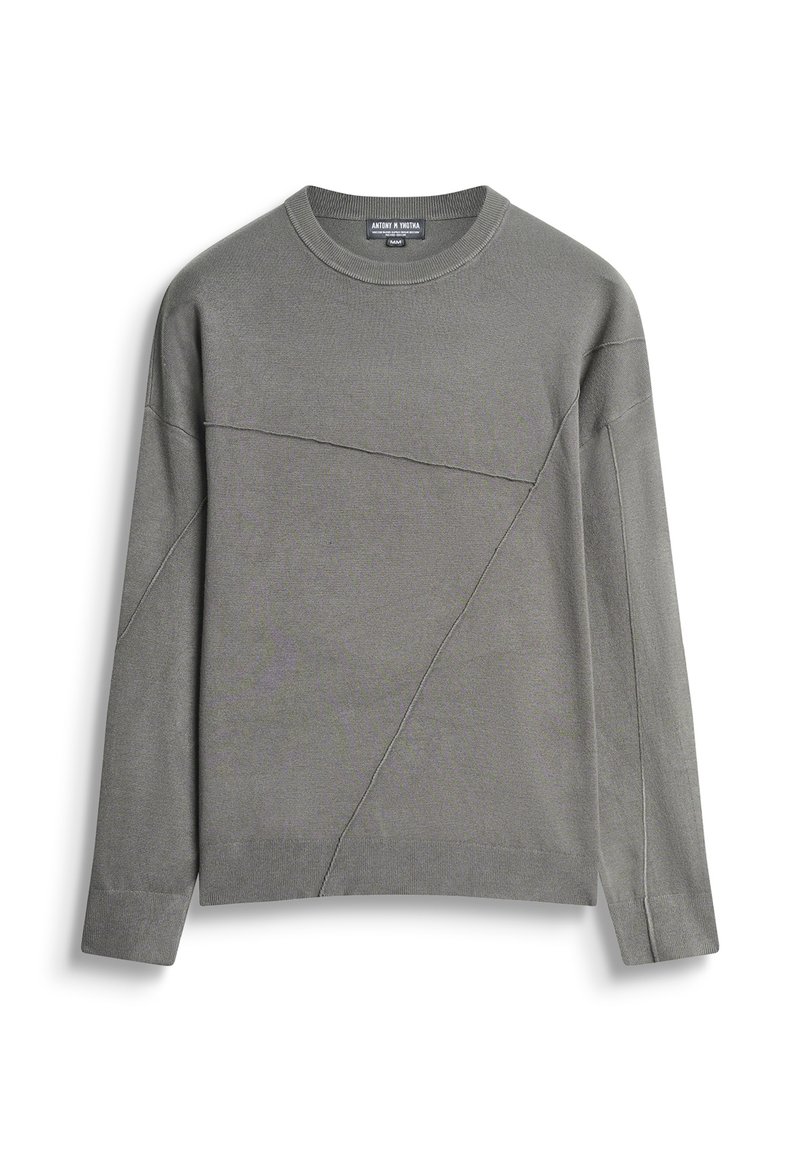 Jersey gris de cuello redondo, de manga larga y con costuras en ángulo. Confeccionado en tejido texturizado con un diseño geométrico.