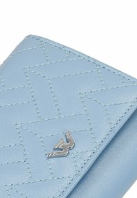 Portafoglio in pelle azzurro chiaro con motivo a chevron trapuntato, dotato di un logo in metallo argentato e dettagli di cucitura bianchi a contrasto.