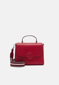 Sac à main en cuir rouge au design structuré, doté d'une poignée supérieure et d'une bandoulière rayée amovible. Détail du logo embossé à l'avant.