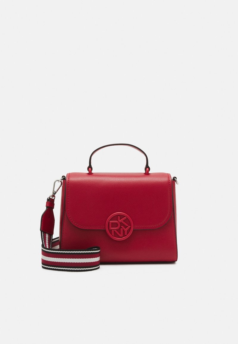 Sac à main en cuir rouge au design structuré, doté d'une poignée supérieure et d'une bandoulière rayée amovible. Détail du logo embossé à l'avant.