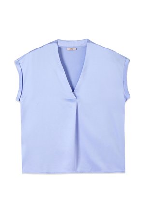 Blouse sans manches bleu clair avec un col en v, présentant un détail plissé subtil à l'avant. Tissu lisse avec une coupe décontractée.