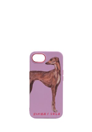 Funda de teléfono rosa con la silueta pintada de un perro marrón, con textura y un recorte para la cámara. "Bimbay Lola" está impreso en texto rosa.