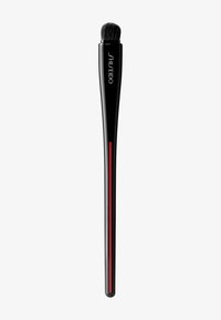 Pennello trucco Shiseido con lungo manico nero, striscia accentuata rossa e una testina morbida e arrotondata per un'applicazione precisa.