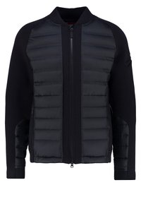 Černá bunda se zipem na přední straně, která má polstrované části a hladkou texturu vpředu, kontrastující s žebrovanými pletenými rukávy.