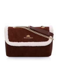 Sac à main en daim marron avec une bordure en fausse fourrure crème, une bandoulière en chaîne dorée et des détails de logo sur le devant. Forme rectangulaire compacte.