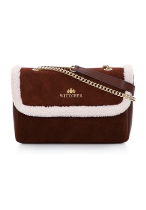 Borsa a mano in suede marrone con profilo in finta pelliccia crema, tracolla in catena color dorato e dettagli con logo sul davanti. Forma rettangolare compatta.