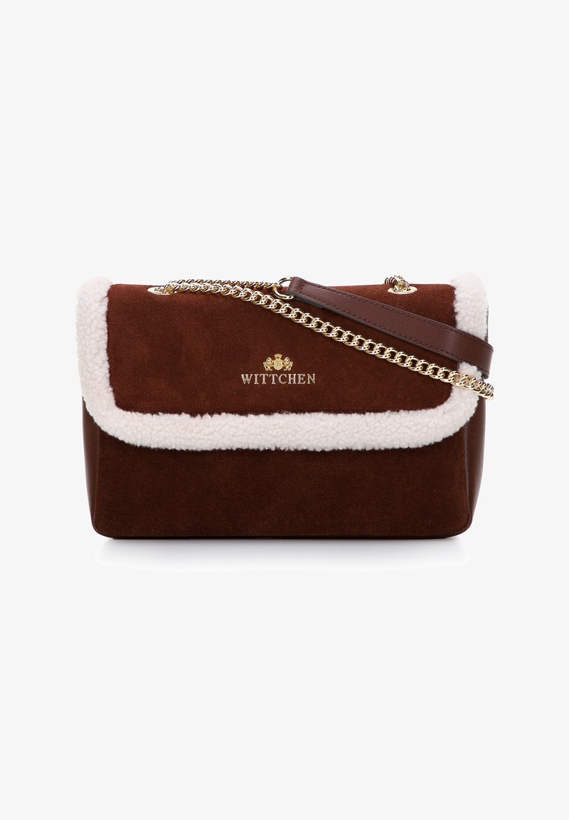 Sac à main en daim marron avec une bordure en fausse fourrure crème, une bandoulière en chaîne dorée et des détails de logo sur le devant. Forme rectangulaire compacte.