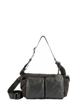 Bolso negro de hombro con correa ajustable, dos bolsillos delanteros y una etiqueta redonda con la letra B adjunta a un lado.