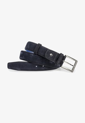 Dunkelblauer Wildledergürtel mit einer silbernen Metallschnalle, der eine glatte Textur, mehrere Löcher und ein genähtes Detail am Halter aufweist.