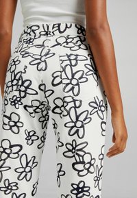 Bershka Spodnie materiałowe