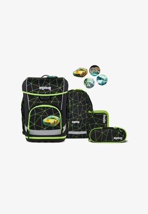 Rucksackset in Schwarz mit grünem geometrischem Muster, versehen mit einer vorderen Auto-Grafik, beinhaltet einen Rucksack, eine kleinere Tasche und ein Federmäppchen.