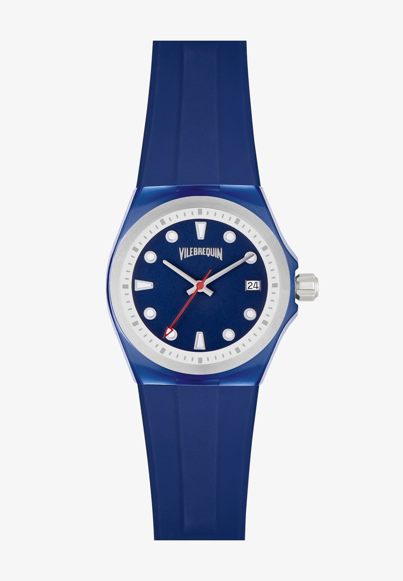 Mėlynas Vilebrequin silikono laikrodis su aštunkampiu korpusu, tamsiai mėlynu ciferblatu, sidabrinėmis detalėmis, baltomis valandų žymėmis ir raudona antrine rodykle. Datos rodymas 3 valandą.