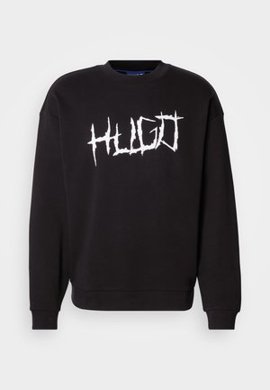 Fekete pamut pulóver, kerek nyakkivágással és hosszú ujjakkal. Fehér "HUGO" logó graffiti stílusban az elején.
