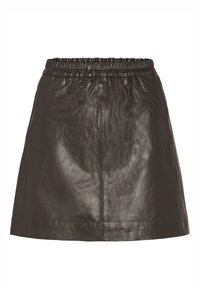 Jupe en cuir noir avec une taille élastique, une texture lisse et une coupe ajustée. Elle présente une coupe droite et un ourlet à hauteur des genoux.