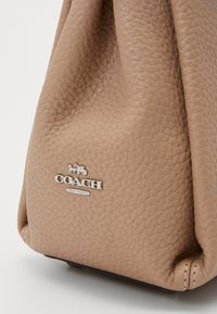 COACH SOFT SHAY CROSSBODY - Mala de mão - taupe