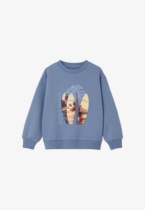 Blaues Sweatshirt mit drei Surfboards, die Sonnenuntergang am Strand, Surfer-Grafiken und den Text "SURF SPOT" neben einer Palme zeigen.